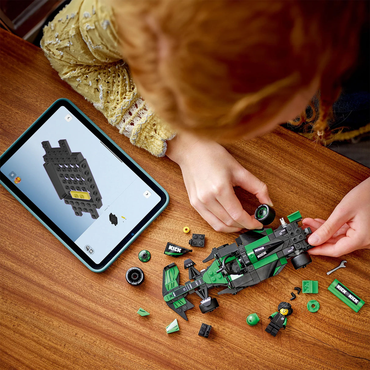 LEGO Speed Champions KICK Sauber F1 Team C44 Race Car