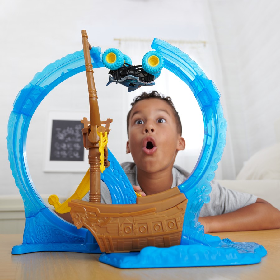 Monster Jam 1:64 Megalodon's Loop of Doom Playset