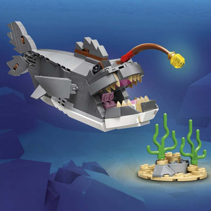 LEGO Creator Fierce Shark with a Treasure Chest 31381