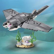 LEGO Creator Fierce Shark with a Treasure Chest 31381