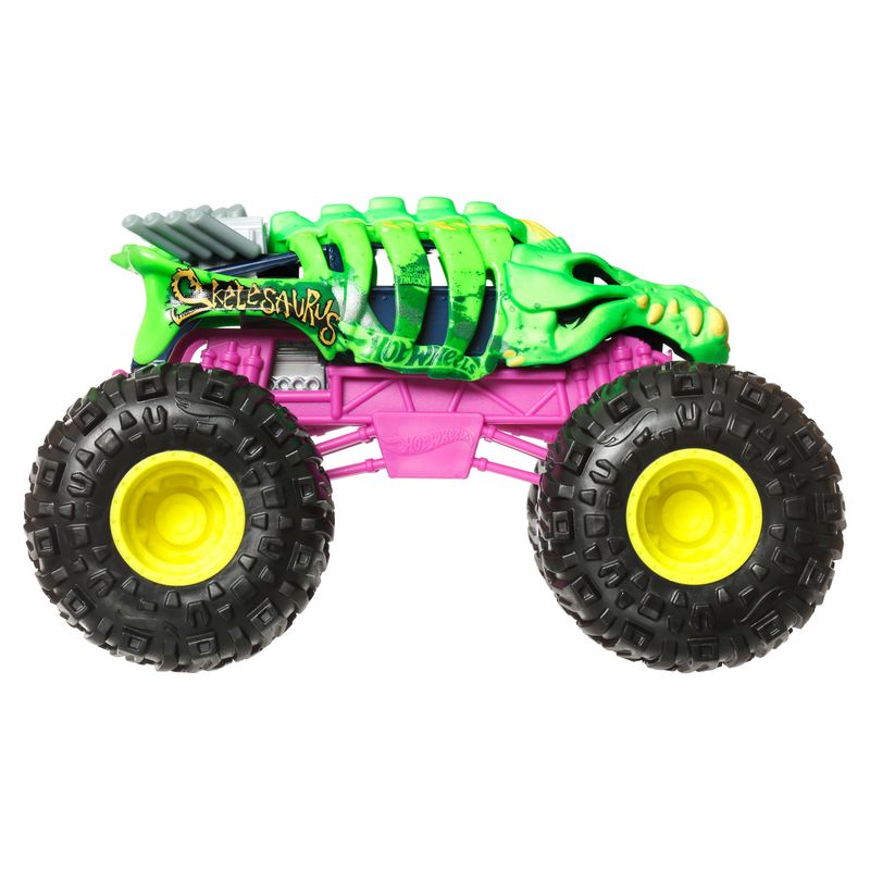 Roll into monster-sized adventures with the Hot Wheels Oversized Skelesaurus.