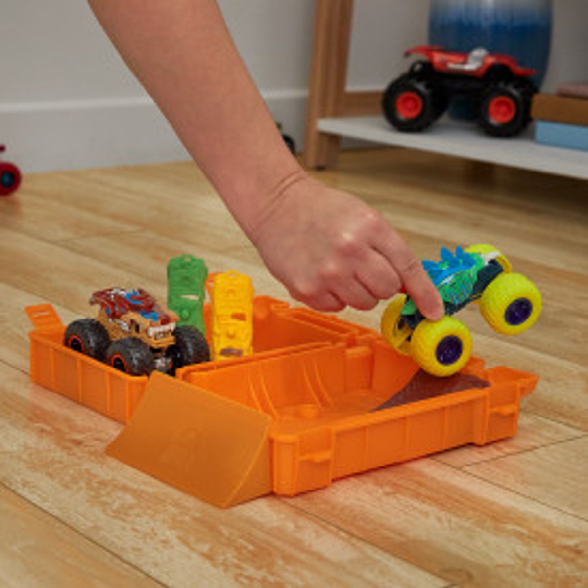 Hot Wheels Monster Trucks Fuel N' Go Playset