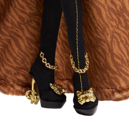 Celebrate Clawdeen Wolf's iconic style with this House of Wolf fashion doll, featuring trendy details and monster-chic fashion.