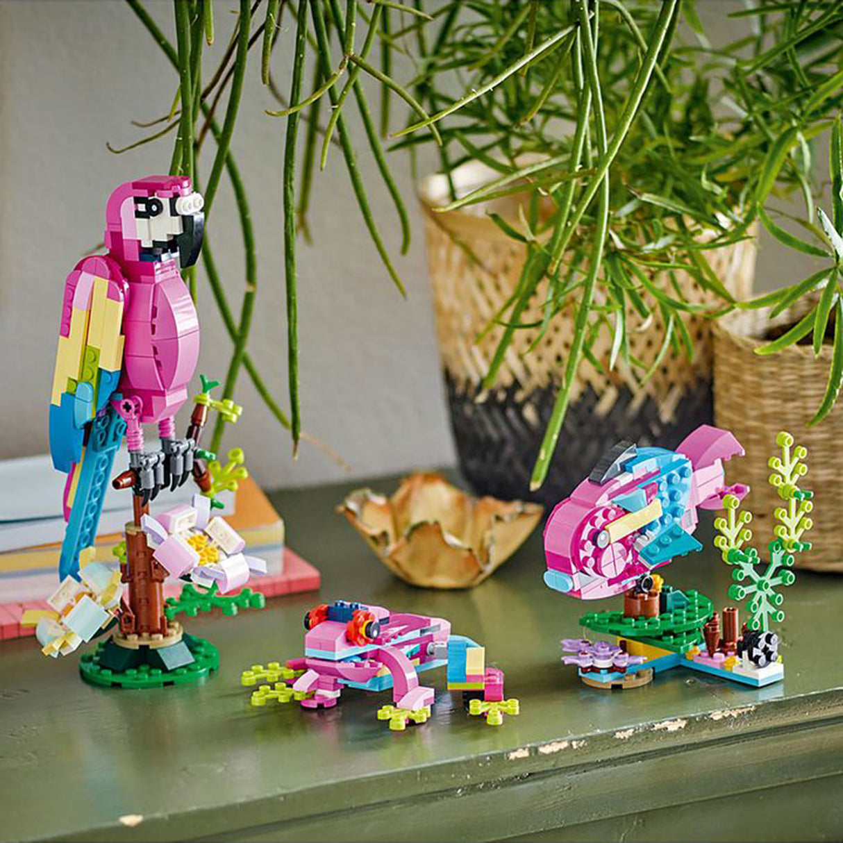 LEGO Creator Exotic Pink Parrot 31144 (253 pieces)